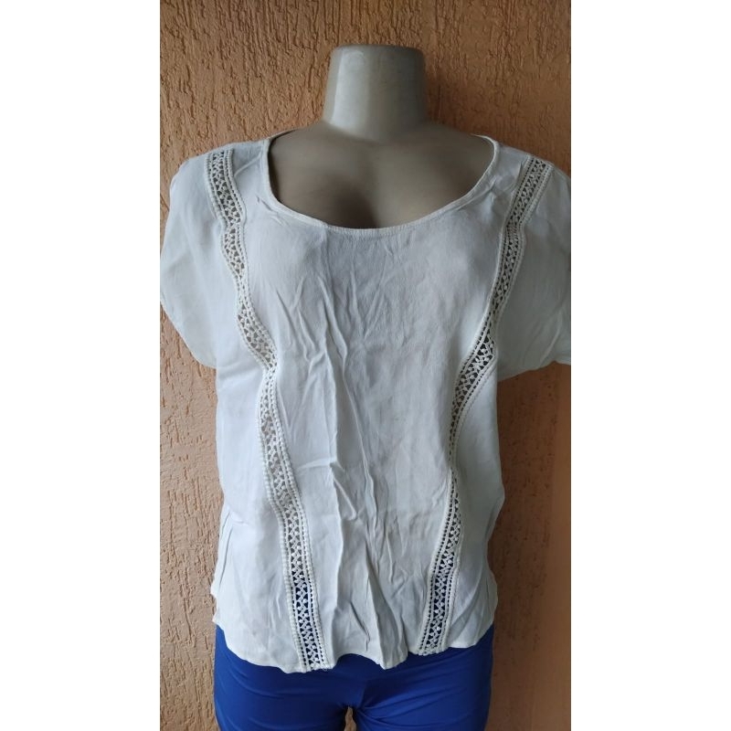 BRECHO Blusinha Branca Tamanho M - Detalhes em Renda Guipir