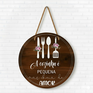 Placa Decorativa de Cozinha em MDF 20cm – A Cozinha é Pequena Mas Cheia de Amor Casa&Decoração Cozinha Quadros