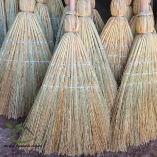 VASSOURA CAIPIRA DE PALHA PRIMEIRA LINHA– RESISTENTE E EFICIENTE! em Oferta na Shopee