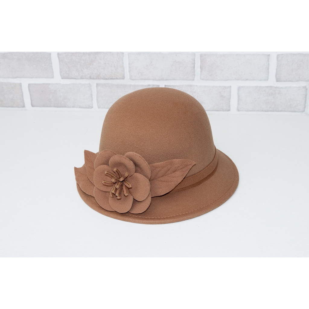 Chapéu bege com flor - seminovo