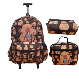 Kit  Mochila Capivara Marrom Rodinha Lancheira Térmica e Estojo +chaveiro de capivara aleatória em Oferta na Shopee