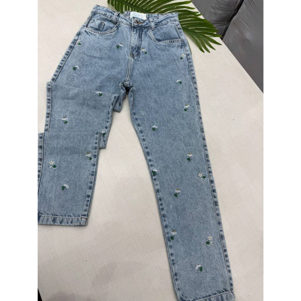Calça Jeans Margaridinha Branca Folha Verde em Oferta na Shopee