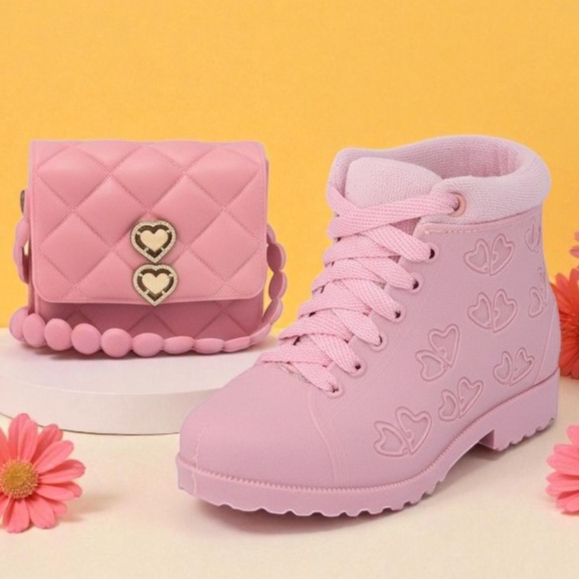 Conjunto Infantil Bota + Bolsinha Coração Feminino |Material Confortável E Impermeável  Off.