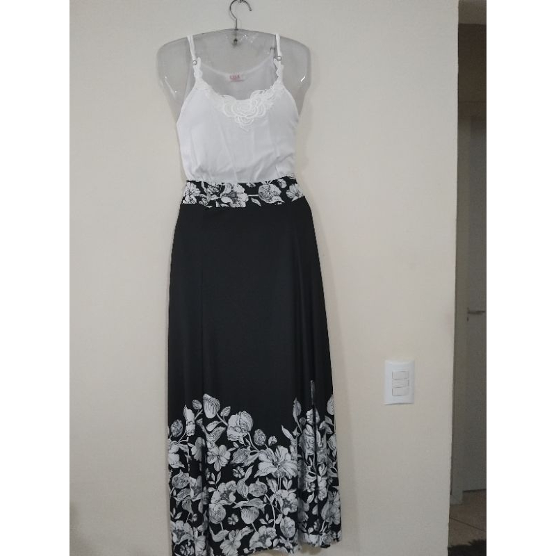Belíssima saia longa com forro, preta com detalhes de flores branca.Veste M G