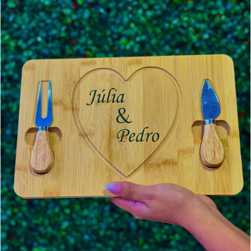 Kit Tábua de Frios / Petisqueira Bambu Personalizada – Presente Perfeito! Para Queijos, Natal, Dia dos Namorados, Casal.