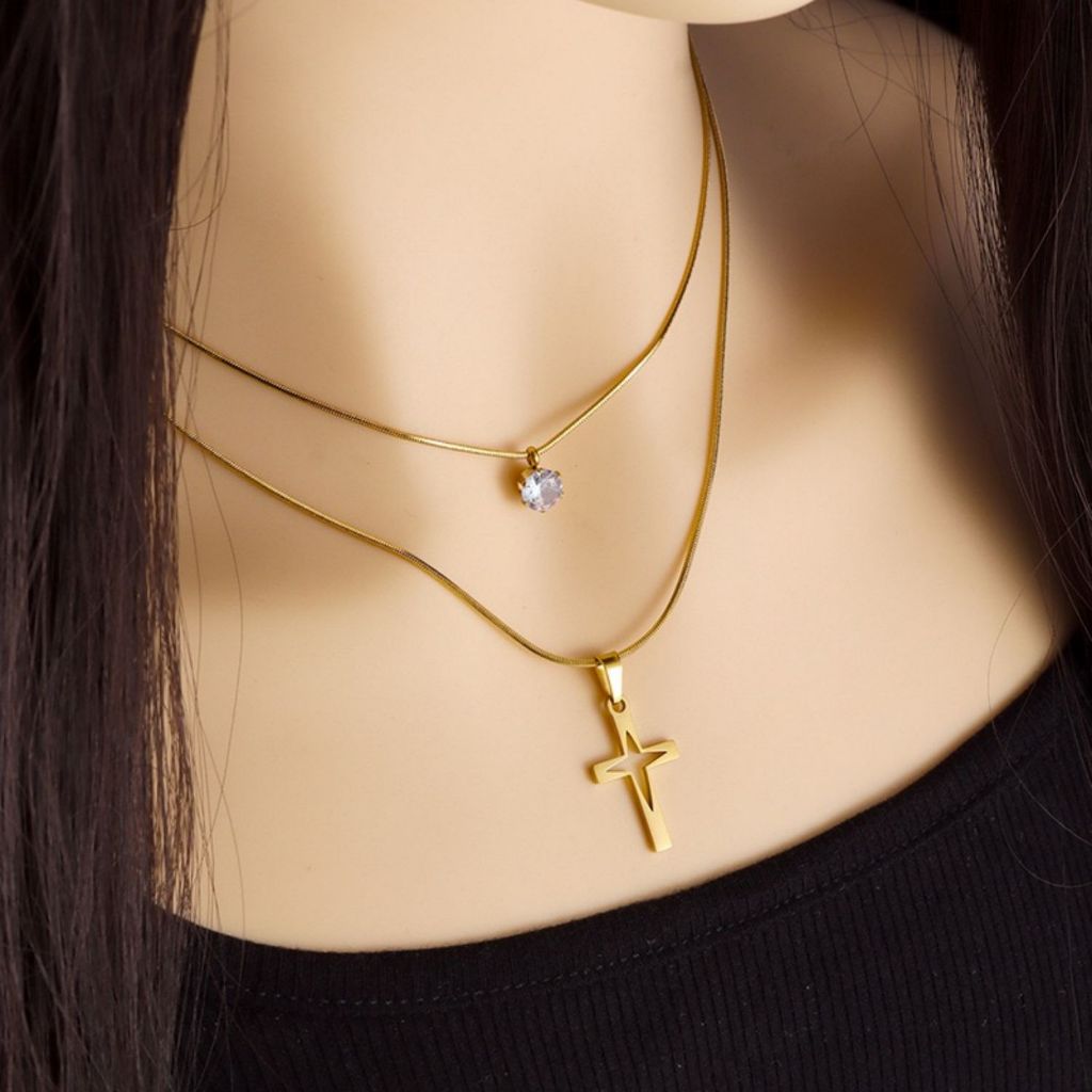 Novo colar de aço inoxidável 18K com pingente de cruz em estilo europeu e americano de duas camadas em Oferta na Shopee