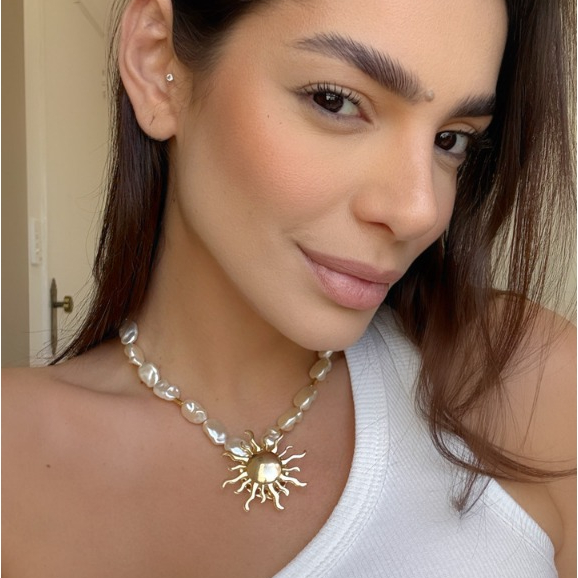Colar Madri Pérola com Pingentes Dourados | Pingente de Peixe e Sol | Bijuteria Feminina Delicada