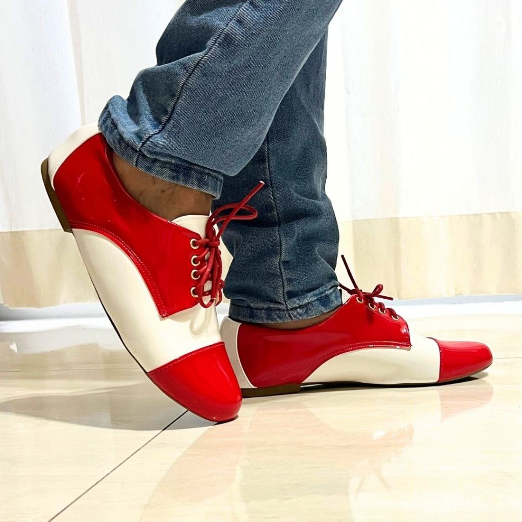 Sapato Oxford bico redondo vermelho e branco verniz
