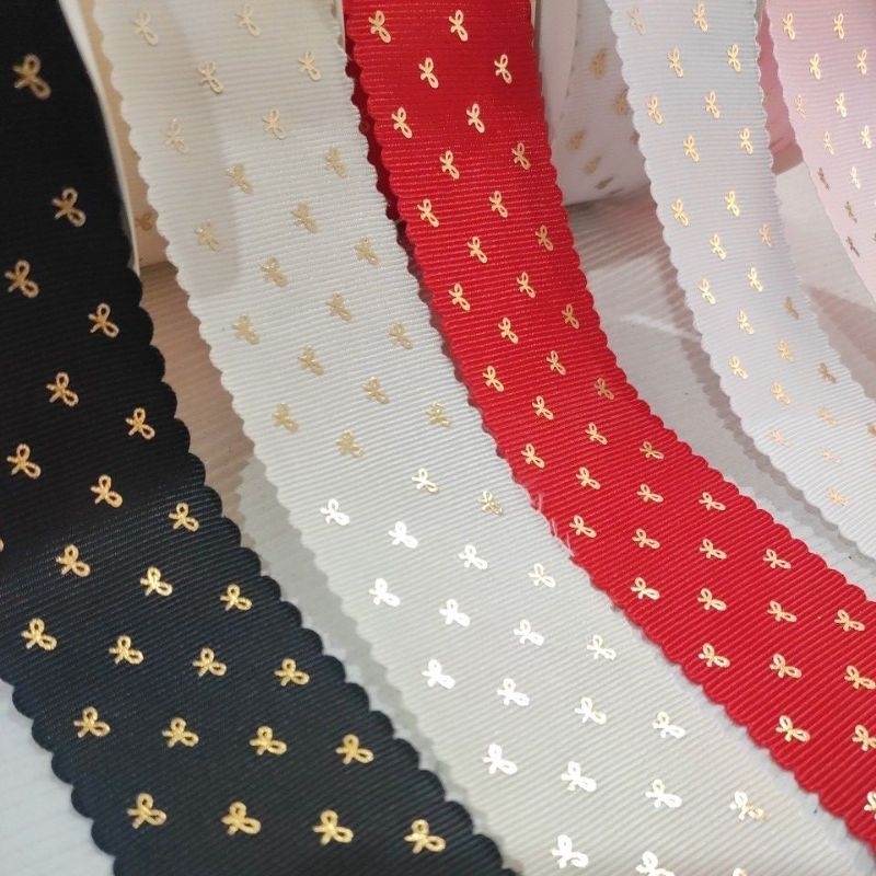 Fita de Gorgurao com lacinhos dourados e borda ondulada 38mm em Oferta na Shopee