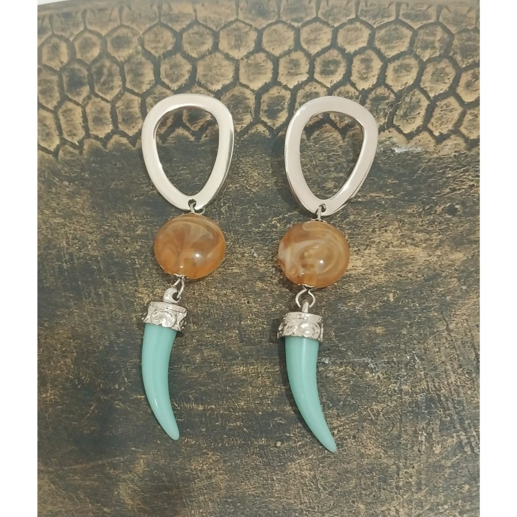 Maxi Brinco Prateado com Dente Verde Turquesa e Conta Marrom