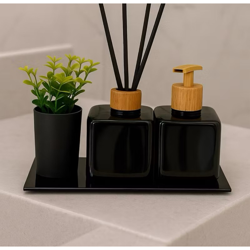 Kit Lavabo Frasco Pet Preto com Bandeja Vasinho de Flor Difusor de Varetas e Saboneteira