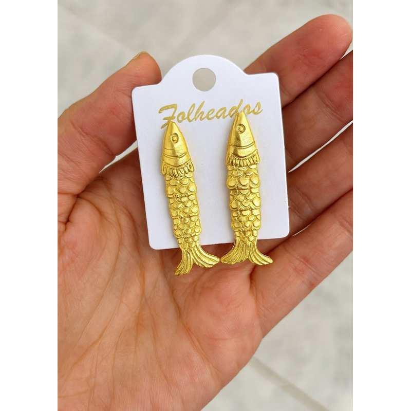 Brinco folheado peixe escamas ouro em Oferta na Shopee