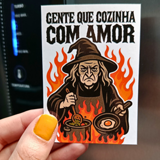 Ímã de Geladeira Bruxa Cozinhando – “Gente que Cozinha com Amor” | Humor, Cozinha, Decoração 6x8,5cm em Oferta na Shopee