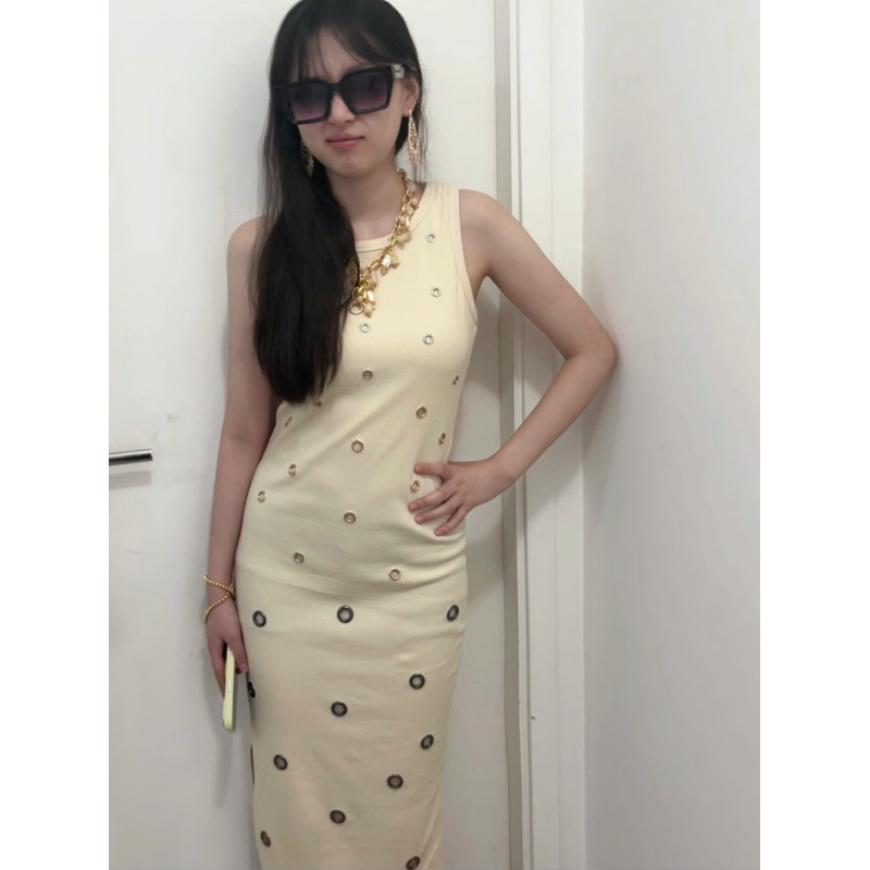 Vestido com ilhós ，Estilo único ，Elegante e simples孔眼连衣裙