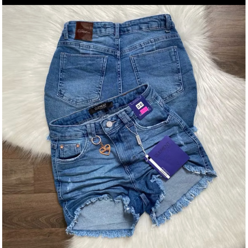 Short Jeans Feminino Destroyed com Lycra.