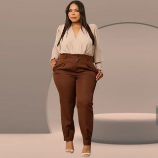 Calças Feminina Cenoura en Tecido Alfaiatria Plus com Pence e Bolço em Oferta na Shopee