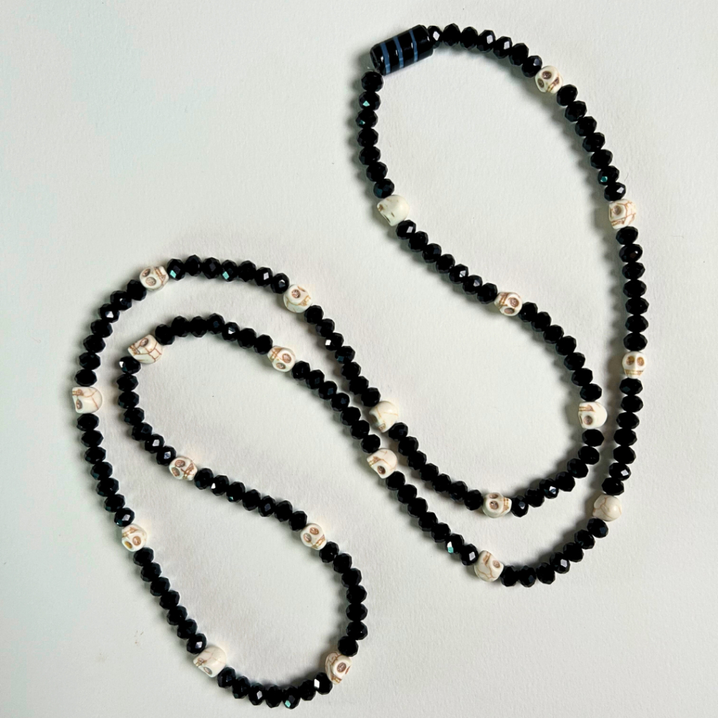 Guia de Exú Preta com Caveiras - 154 Contas de Cristal 8mm