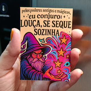 Ímã de Geladeira Mago “Louça, Se Seque Sozinha” – Frase Divertida 6x8,5cm em Oferta na Shopee