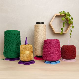 🌸 Suporte para Fios em Formato de Flor – Para Novelos e Cones de Barbante com Base Antiderrapante em Oferta na Shopee