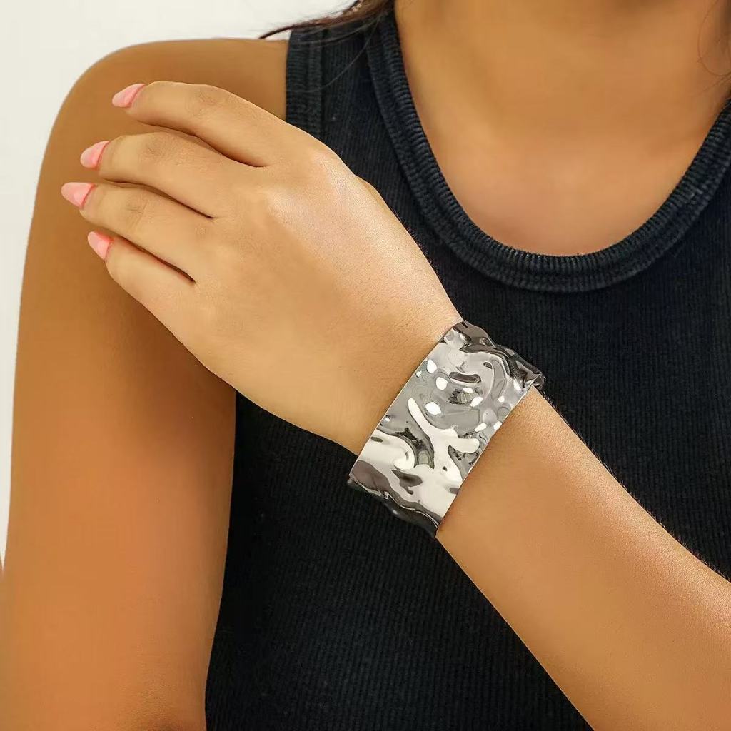 Bracelete Feminino Largo Espelhado Estilo Amassado – Pulseira Rígida Moderna Banhada a Ouro 18K e Prata 925 em Oferta na Shopee