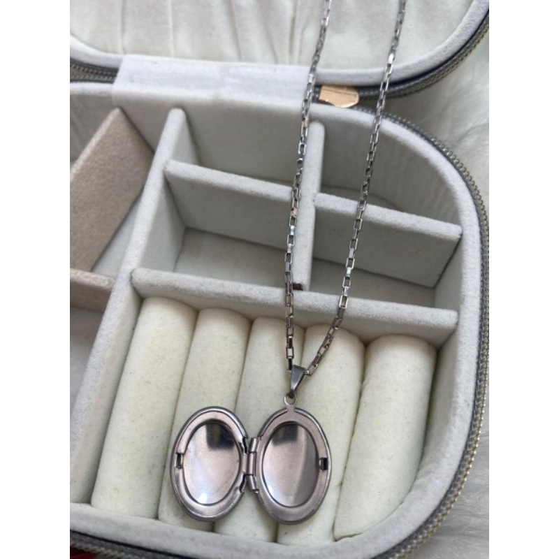Relicário Oval Liso + Corrente 60cm em Aço Inox com 2 Fotos + Caixinha de Presente