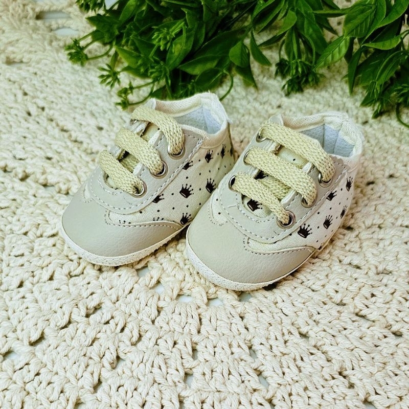 Tênis Bebê Menino Marfim com Coroas • Couro Sintético Revestido em tecido • Super Macio • Com Cadarço • 0 a 12 Meses