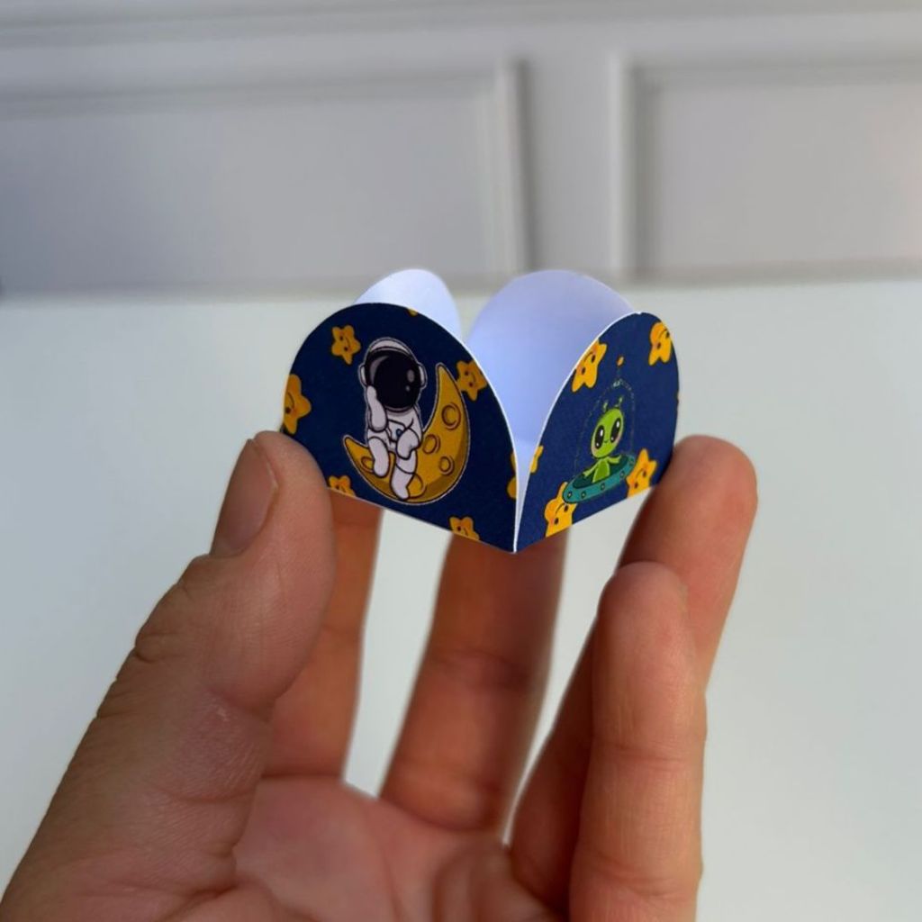 32 a 96  Forminha de doce brigadeiro Personalizada ASTRONAUTA - 4 pétalas - Festa de aniversário