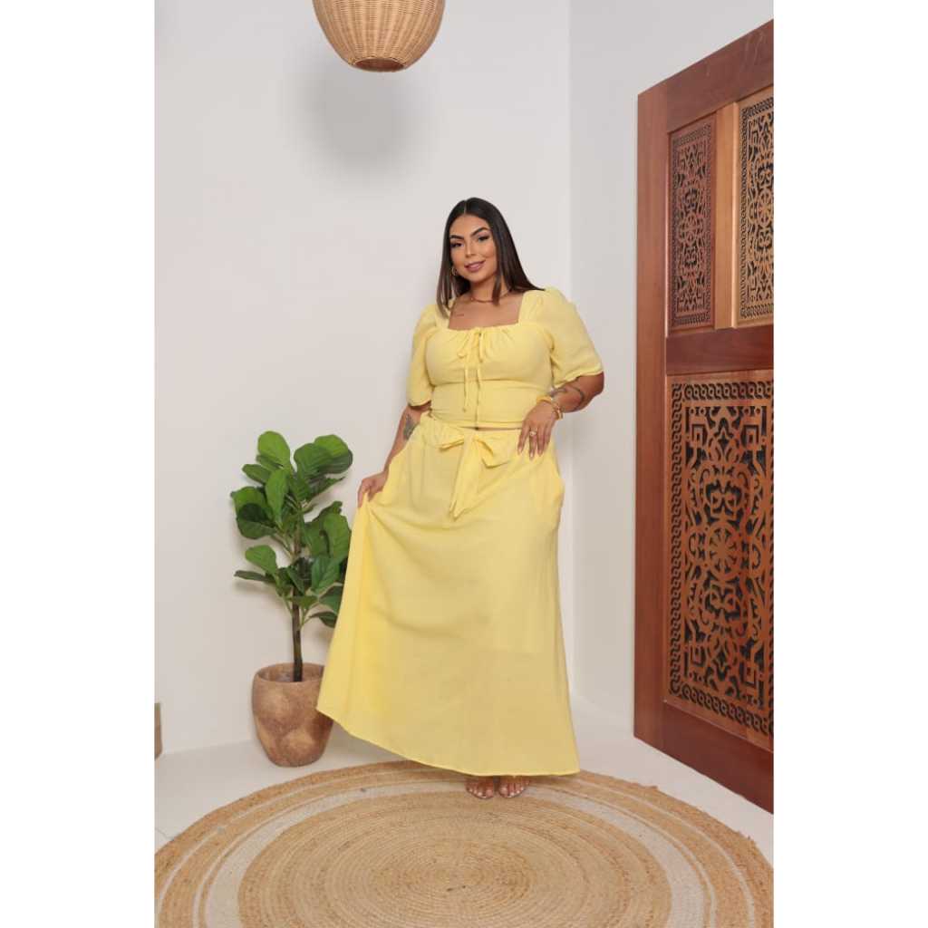 Conjunto feminino em viscolinho saia longa evasê e cropped manga 3/4 com estampa floral plus size