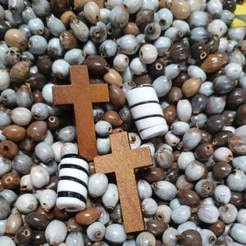 Semente Lagrima de Nossa Senhora Natural + Cruz de Madeira Natural + uma firma de murano