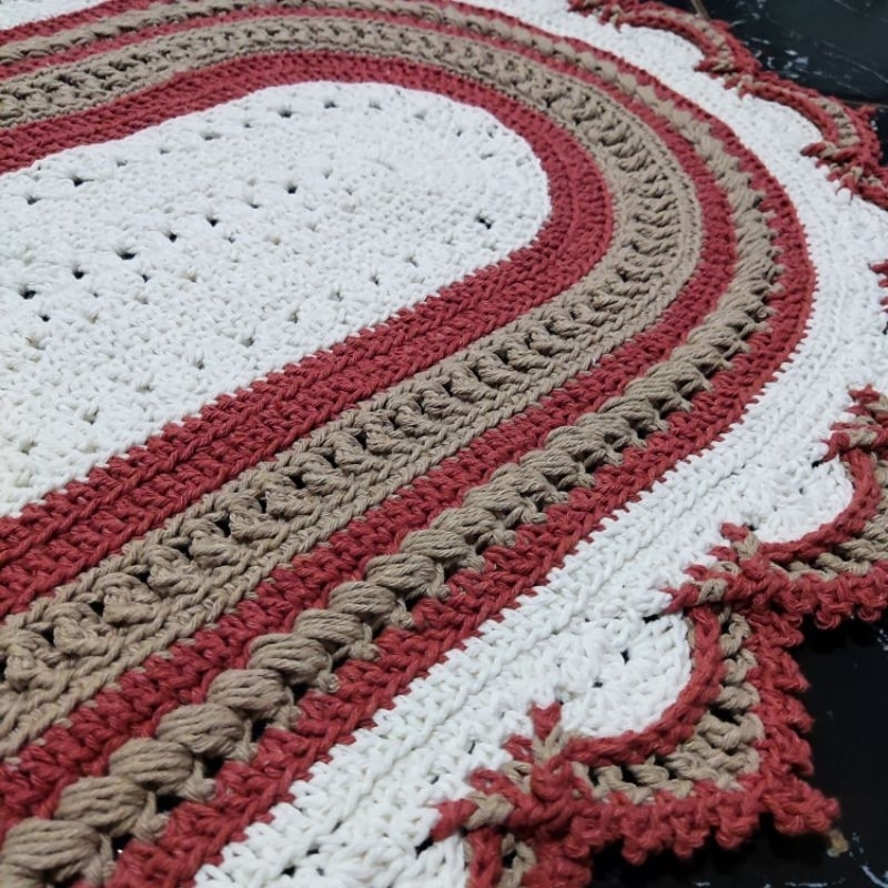 tapete em crochê 0,84cm x 0,53 cores telha areia e cru