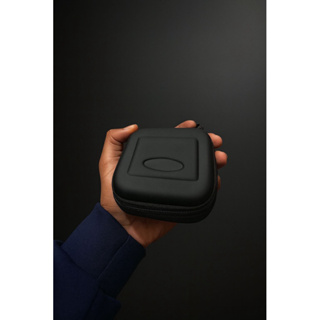 Case Emborrachado - Estojo emborrachado Bolsinha Bagg simples  tamanho P envio sortidos preto prata vermelho em Oferta na Shopee