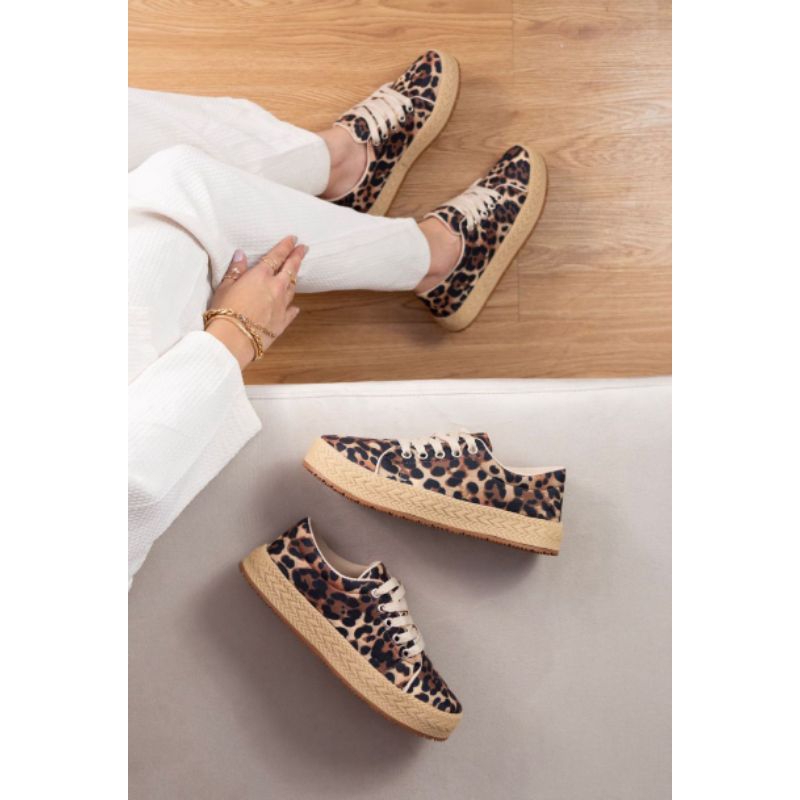 tenis feminino casual com estampa de oncinha e detalhes em palha tendencia da estação
