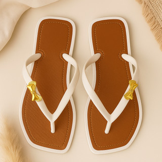 Chinelo feminino com laço dourado delicado, opção elegante para usar em qualquer ocasião