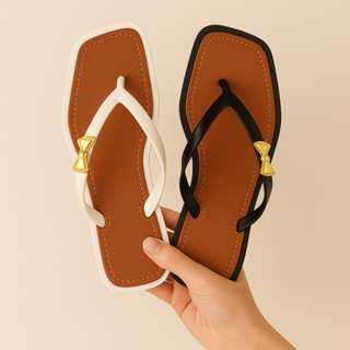 Chinelo feminino rasteiro com detalhe de laço dourado, perfeito para valorizar qualquer look em Oferta na Shopee