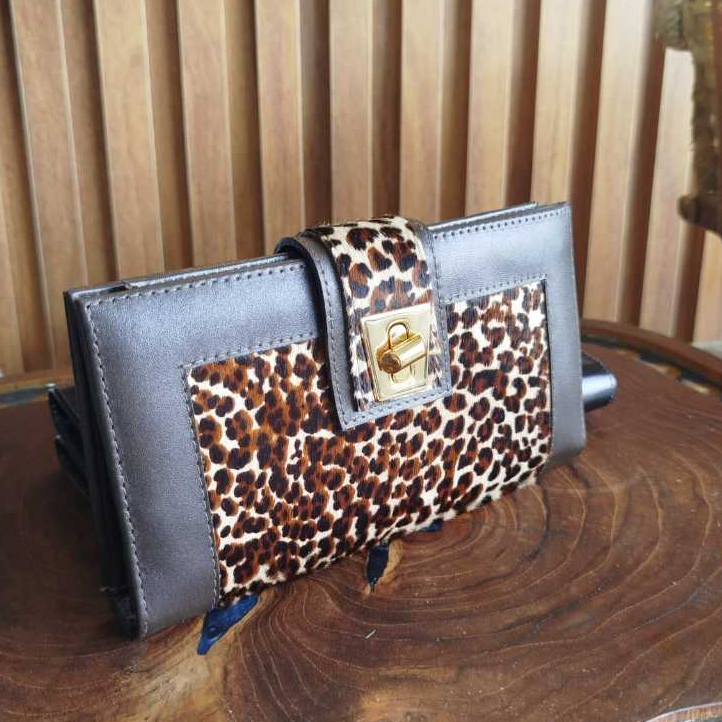 CARTEIRA DE COURO COM ESTAMPA DE ONÇA