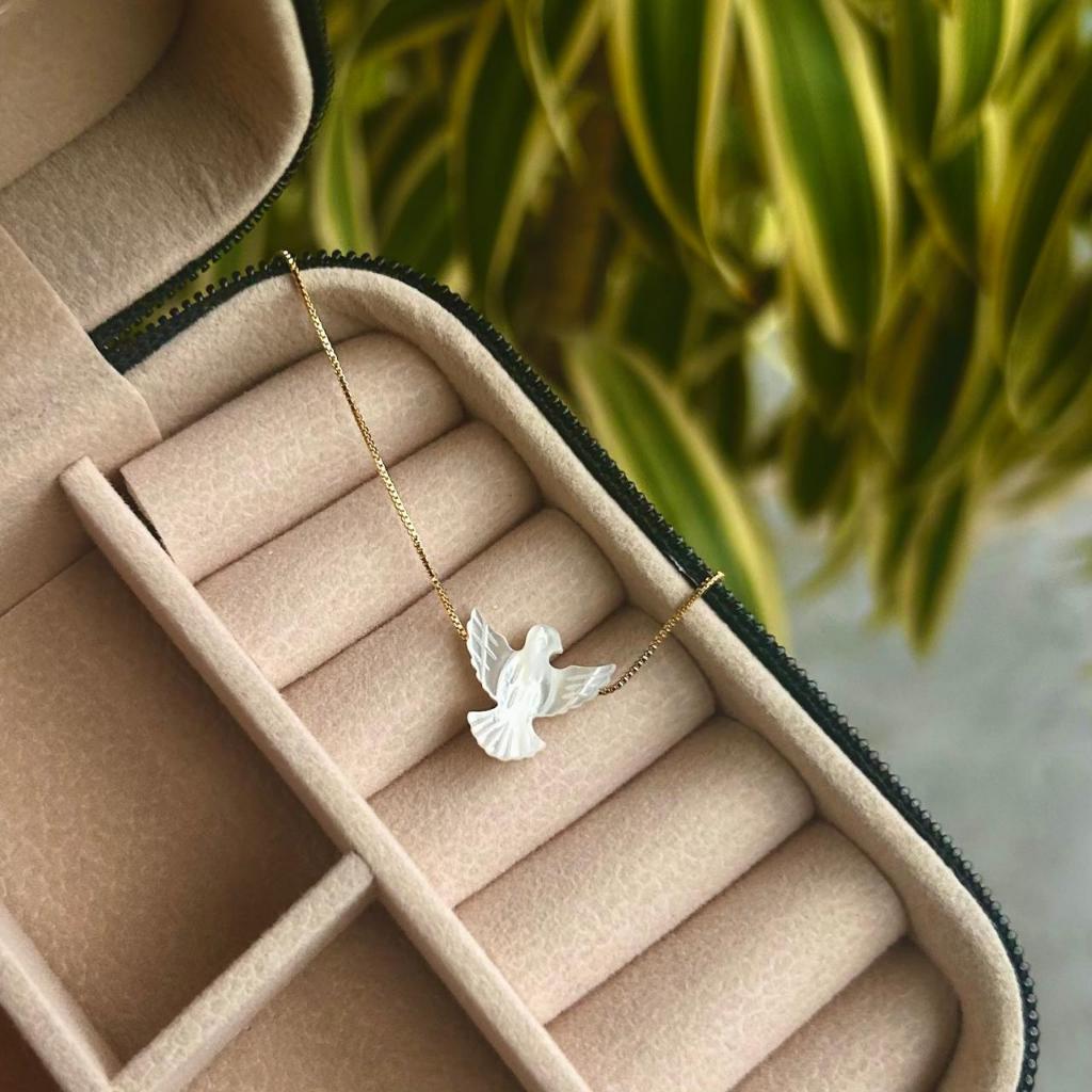 Colar Feminino Espírito Santo Madrepérola – Semijóia no Nylon, Ouro 18k ou Prata 925 em Oferta na Shopee