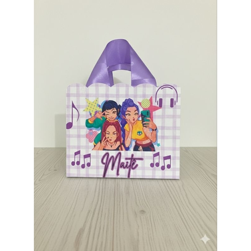 Sacolinha Guerreiras do Kpop Personalizada – Lembrancinha Infantil – Festa Guerreiras Kpop –Papel 180g– Alça fio nautico