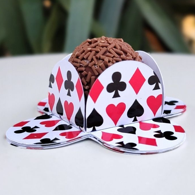 Forminha de Doce Brigadeiro, Beijinho 4 Pétalas Festa, Aniversário, Lembrancinha Cartas, Baralho, Naipe, Truco, Vegas