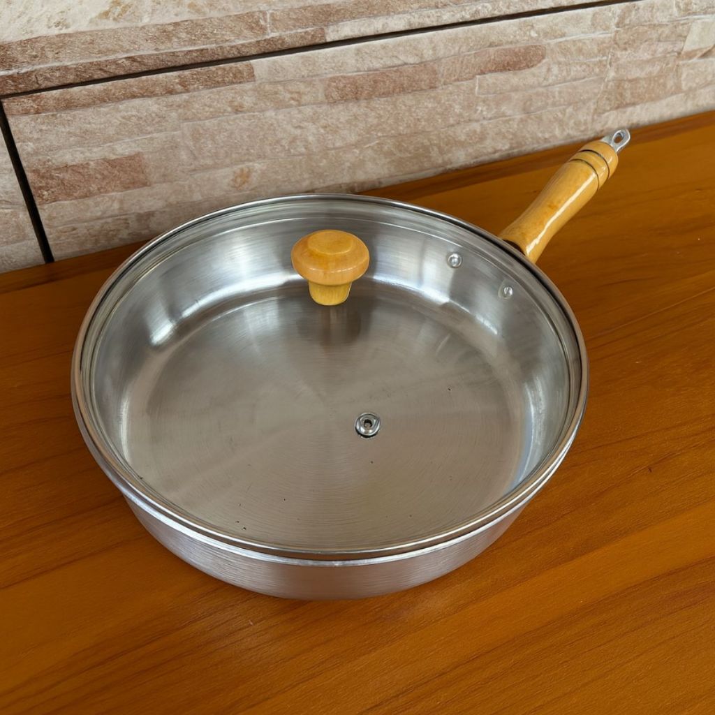 Frigideira de Alumínio Fundido Batido N24 OU N26  Durável Alta Qualidade e Durabilidade Garantida Com Tampa