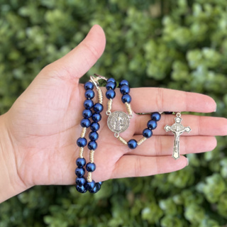 Terço em Pérola Azul de São Bento com fecho em Oferta na Shopee