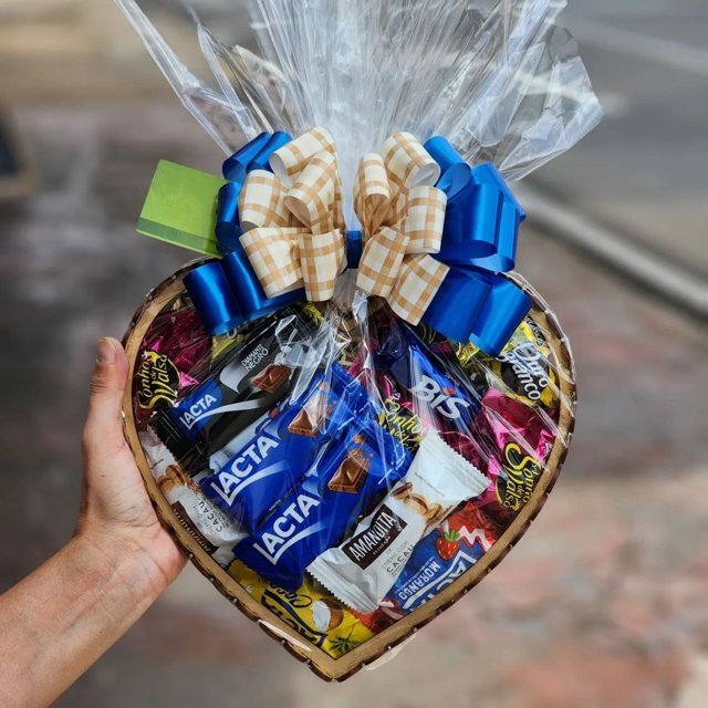 Cesta de chocolates cores diversas - Presente de aniversário - Namoro - Noivado - Casamento em Oferta na Shopee