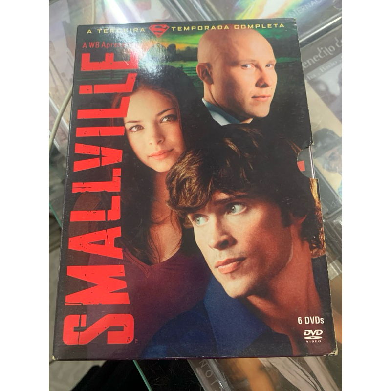 Box da terceira temporada da série Smallville, completa.