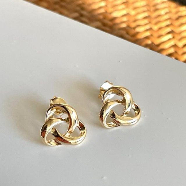 Brinco de Nó Delicado folheado a ouro 18k em Oferta na Shopee
