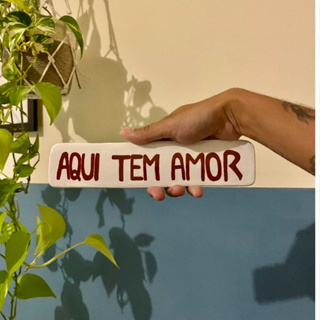 Plaquinha "Aqui Tem Amor" em Cerâmica - Decoração Para Paredes em Cerâmica Fria em Oferta na Shopee