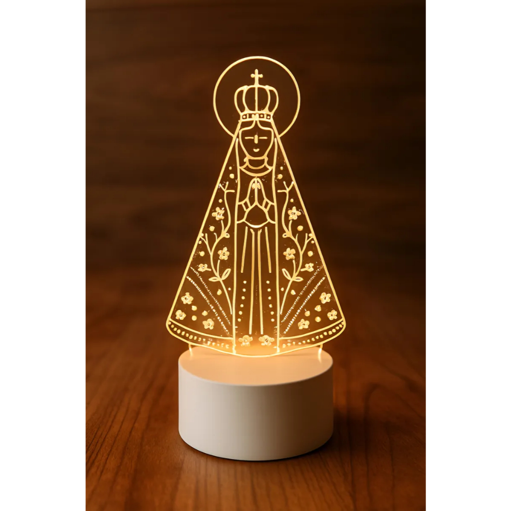 Luminária LED Acrílico 3D Aparecida – Abajur de Mesa Criativo, 3 Cores, Luz Noturna, Tomada, Decorativa