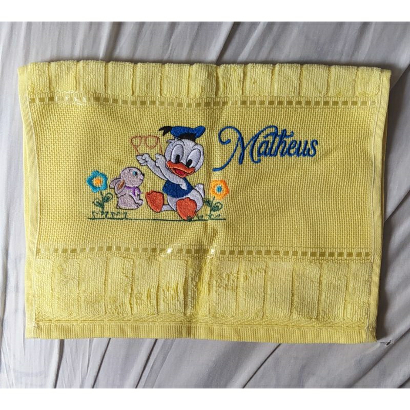 Promoção Toalha de mão lavabo rosto bordado com nome Matheus donald, pumba, timão, e simba