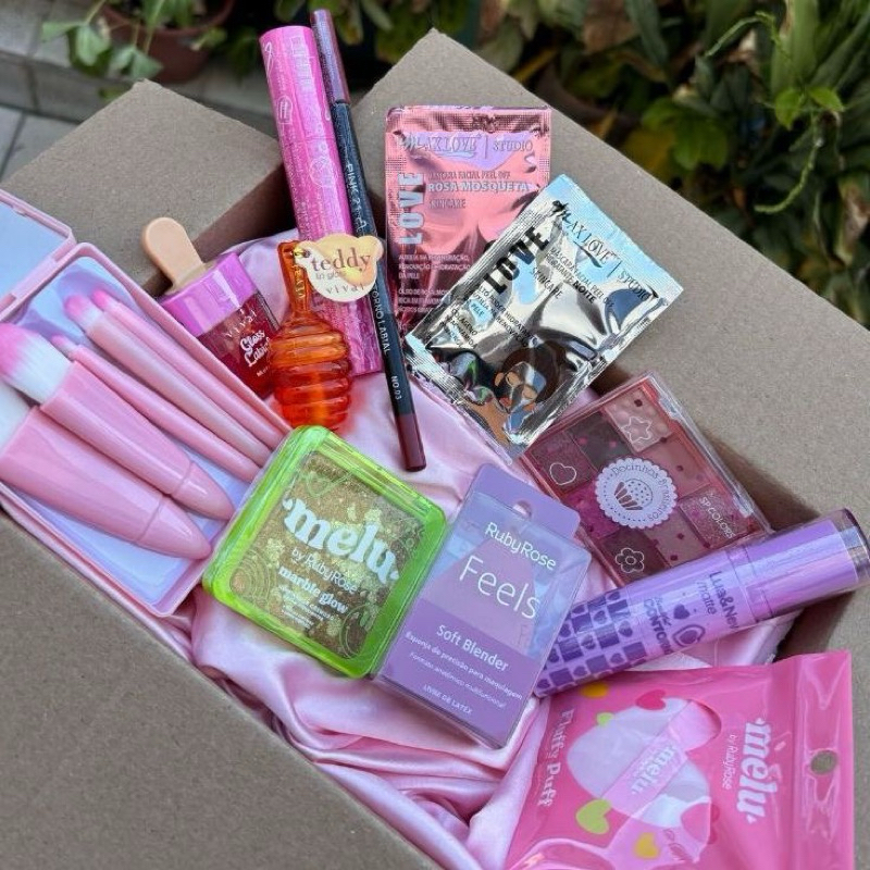 Kit Maquiagem 05 Produtos Surpresa Leia Descrição Pincel, blush, gloss, paleta de sombras, skin care em Oferta na Shopee