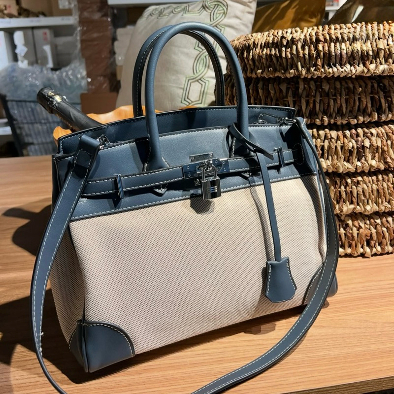 Bolsa Estruturada Premium & Couro Sintético | Alça Longa | Fecho com Cadeado | Elegante e Casual