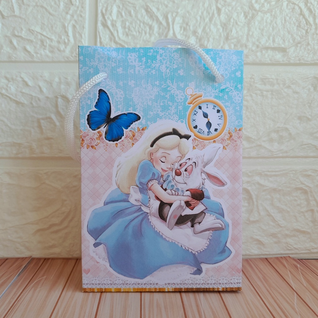 Sacolinha Surpresa Personalizada Alice no País das Maravilhas  Lembrancinha Festa Infantil (PEGUE E MONTE)