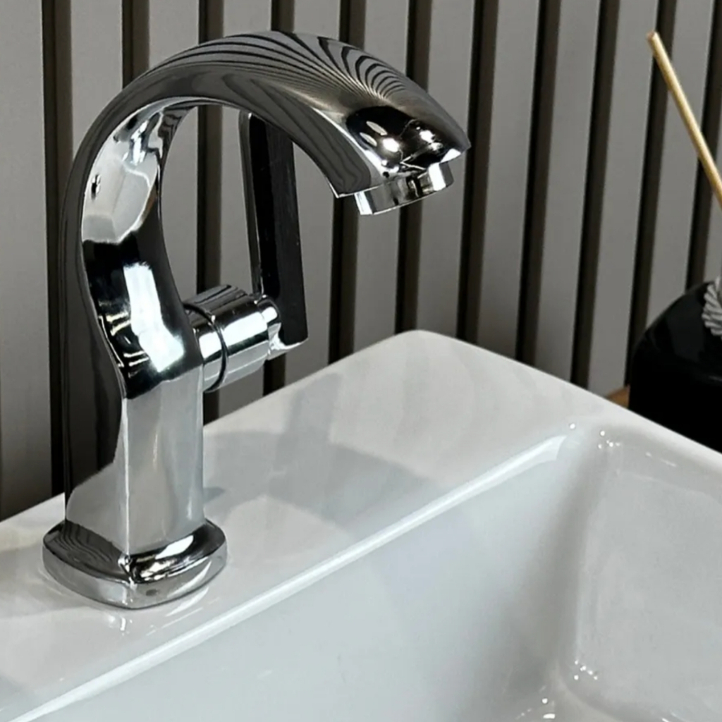 Torneira Lavatório Curva Bica Baixa Bancada Cromada Luxo Acabamento Cromado Para Banheiro e Lavabo